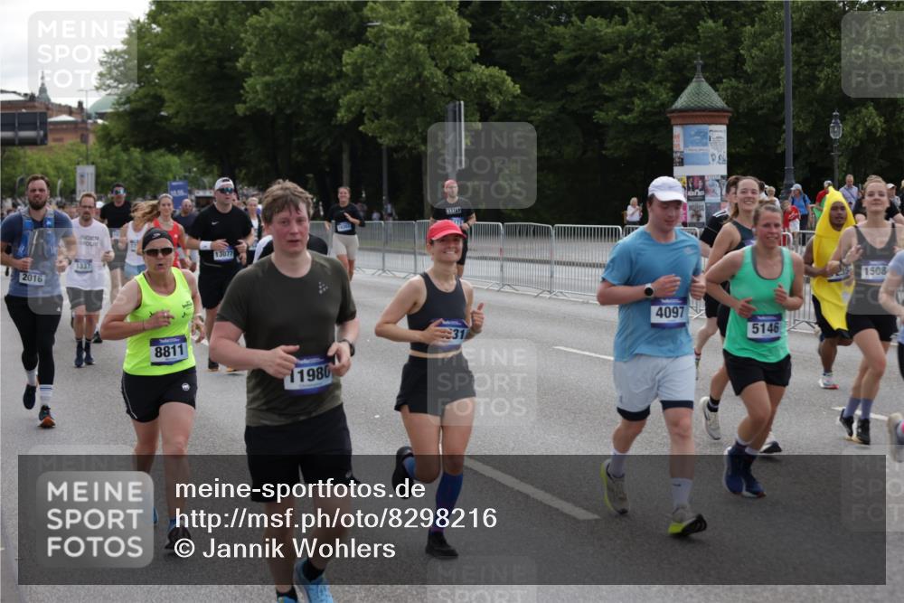 29.06.2025 - hella hamburg halbmarathon Jannik Wohlers http://msf.ph/oto/8298216 29.06.2025 10:36:55 Lombardsbrücke 1022, 1276, 1337, 1597, 1819, 2016, 2031, 2072, 2104, 2272, 2480, 2486, 3127, 4097, 4347, 4733, 5146, 5171, 5560, 5790, 5940, 6584, 7085, 7235, 7544, 7707, 7777, 7823, 8257, 8258, 8811, 8843, 9055, 9524, 10762, 10798, 11980, 12103, 12762, 12935, 13077, 13783, 14130, 14202, 14282, 14343, 14779, 14915, 15084, 16192, 16303, 16782, 16831, 16837, 17305, 17307, 17388, 17687, 17688, 17794, 17965, 18578, 18710 meine-sportfotos.de