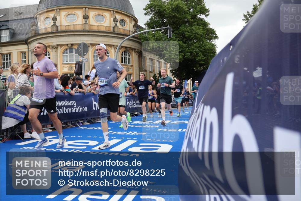 29.06.2025 - hella hamburg halbmarathon Strokosch-Dieckow http://msf.ph/oto/8298225 29.06.2025 10:53:00 Ziel 2099, 2208, 3059, 3258, 3334, 4121, 4770, 5907, 7509, 7864, 8139, 8587, 9093, 9537, 10724, 12155, 12367, 12519, 12910, 14323, 14791, 15430, 18590, 18720, 19208 meine-sportfotos.de