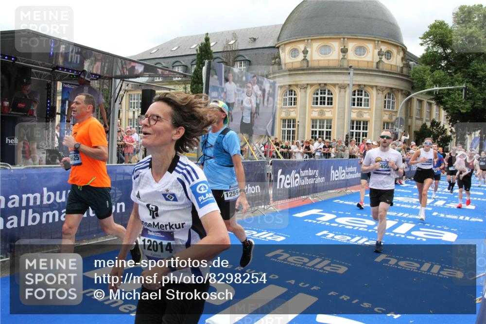 29.06.2025 - hella hamburg halbmarathon Michael Strokosch http://msf.ph/oto/8298254 29.06.2025 10:57:25 Ziel 2417, 5926, 6272, 8585, 9450, 9727, 9934, 12014, 12590, 13394, 13664, 15229, 16625, 16830, 17160, 17779, 17828 meine-sportfotos.de
