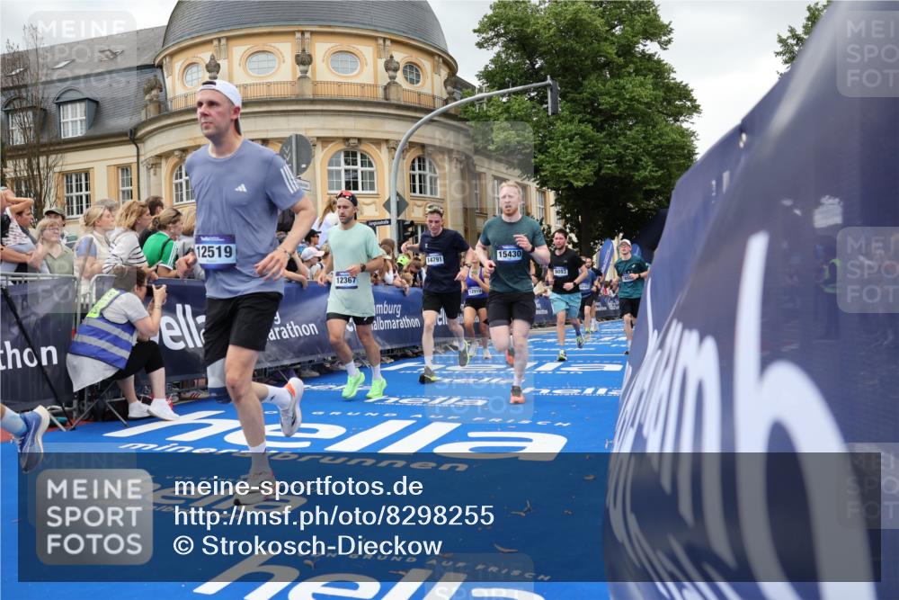 29.06.2025 - hella hamburg halbmarathon Strokosch-Dieckow http://msf.ph/oto/8298255 29.06.2025 10:53:00 Ziel 2099, 2208, 3059, 3258, 3334, 4121, 4770, 5907, 7509, 7864, 8139, 8587, 9093, 9537, 10724, 12155, 12367, 12519, 12910, 14323, 14791, 15430, 18590, 18720, 19208 meine-sportfotos.de