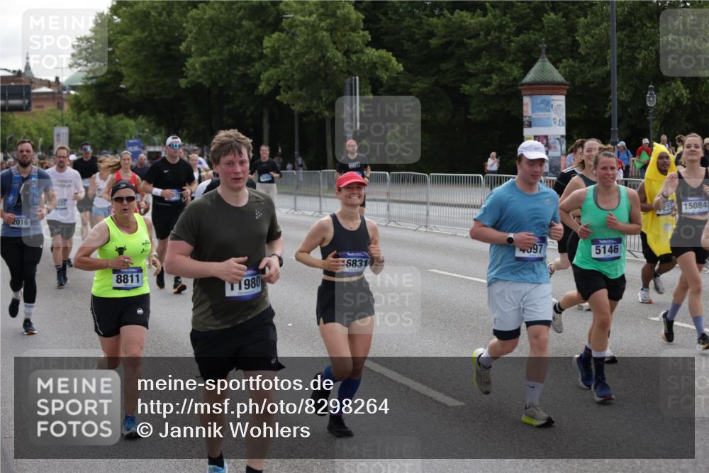 29.06.2025 - hella hamburg halbmarathon Jannik Wohlers http://msf.ph/oto/8298264 29.06.2025 10:36:55 Lombardsbrücke 1022, 1276, 1337, 1597, 1819, 2016, 2031, 2072, 2104, 2272, 2480, 2486, 3127, 4097, 4347, 4733, 5146, 5171, 5560, 5790, 5940, 6584, 7085, 7235, 7544, 7707, 7777, 7823, 8257, 8258, 8811, 8843, 9055, 9524, 10762, 10798, 11980, 12103, 12762, 12935, 13077, 13783, 14130, 14202, 14282, 14343, 14779, 14915, 15084, 16192, 16303, 16782, 16831, 16837, 17305, 17307, 17388, 17687, 17688, 17794, 17965, 18578, 18710 meine-sportfotos.de