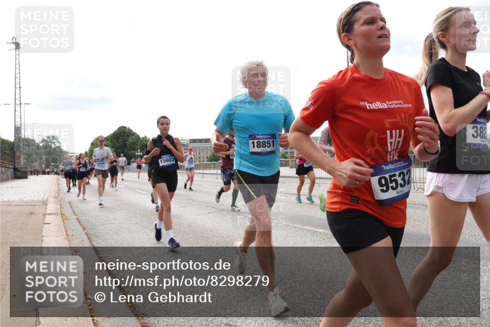 29.06.2025 - hella hamburg halbmarathon Lena Gebhardt http://msf.ph/oto/8298279 29.06.2025 10:21:41 Lombardsbrücke 15603, 18851, 30, 9532, 382, 1072, 1158, 1191, 1250, 1294, 1401, 1668, 1958, 2172, 2271, 2315, 2353, 2529, 2635, 2815, 3122, 3606, 3770, 3817, 3825, 3826, 3995, 4046, 4289, 4375, 4376, 4697, 4786, 5122, 5373, 5395, 5412, 5493, 5641, 5759, 5957, 6086, 6103, 6475, 6676, 6805, 6844, 7075, 7162, 7375, 7522, 7553, 7612, 7672, 7781, 8095, 8286, 8715, 8844, 8896, 8959, 9002, 9062, 9100, 9369, 9483, 9499, 9501, 9532, 9624, 10374, 10874 meine-sportfotos.de
