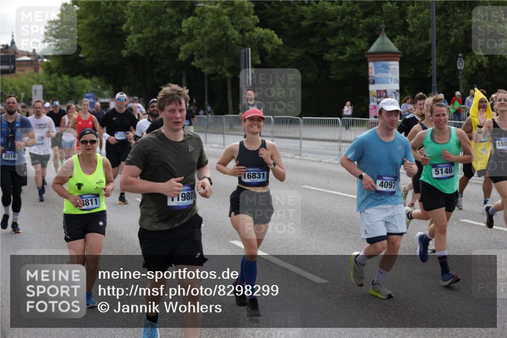 29.06.2025 - hella hamburg halbmarathon Jannik Wohlers http://msf.ph/oto/8298299 29.06.2025 10:36:55 Lombardsbrücke 1022, 1276, 1337, 1597, 1819, 2016, 2031, 2072, 2104, 2272, 2480, 2486, 3127, 4097, 4347, 4733, 5146, 5171, 5560, 5790, 5940, 6584, 7085, 7235, 7544, 7707, 7777, 7823, 8257, 8258, 8811, 8843, 9055, 9524, 10762, 10798, 11980, 12103, 12762, 12935, 13077, 13783, 14130, 14202, 14282, 14343, 14779, 14915, 15084, 16192, 16303, 16782, 16831, 16837, 17305, 17307, 17388, 17687, 17688, 17794, 17965, 18578, 18710 meine-sportfotos.de