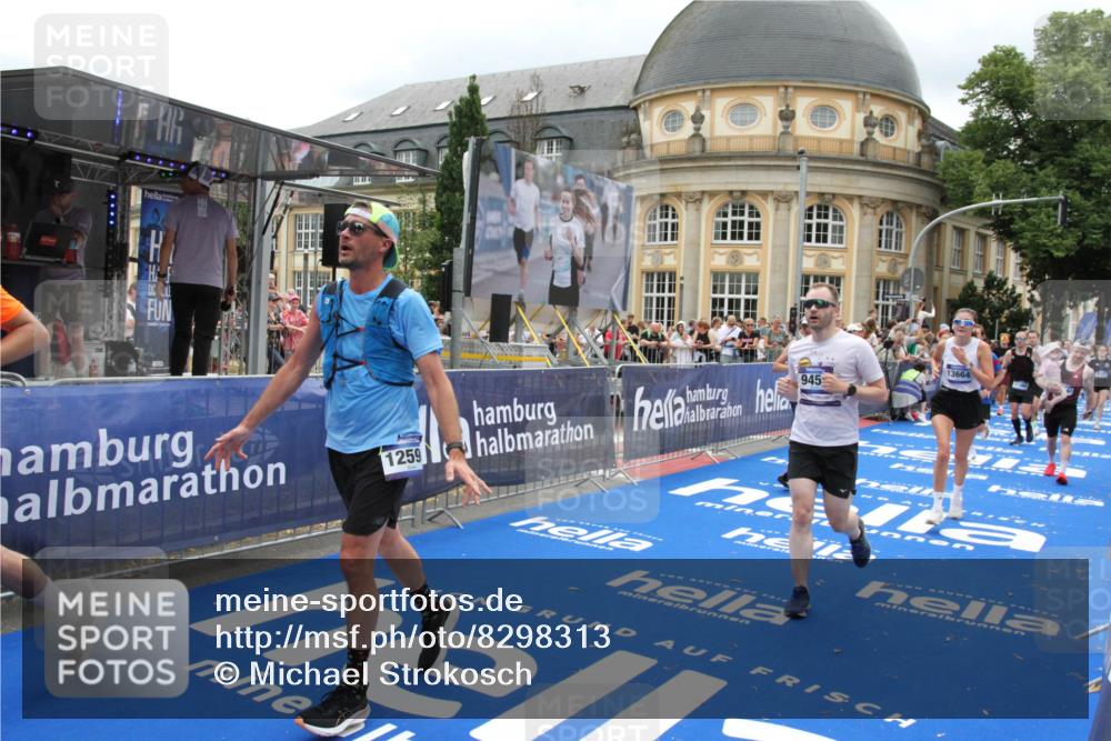 29.06.2025 - hella hamburg halbmarathon Michael Strokosch http://msf.ph/oto/8298313 29.06.2025 10:57:25 Ziel 2417, 5926, 6272, 8585, 9450, 9727, 9934, 12014, 12590, 13394, 13664, 15229, 16625, 16830, 17160, 17779, 17828 meine-sportfotos.de