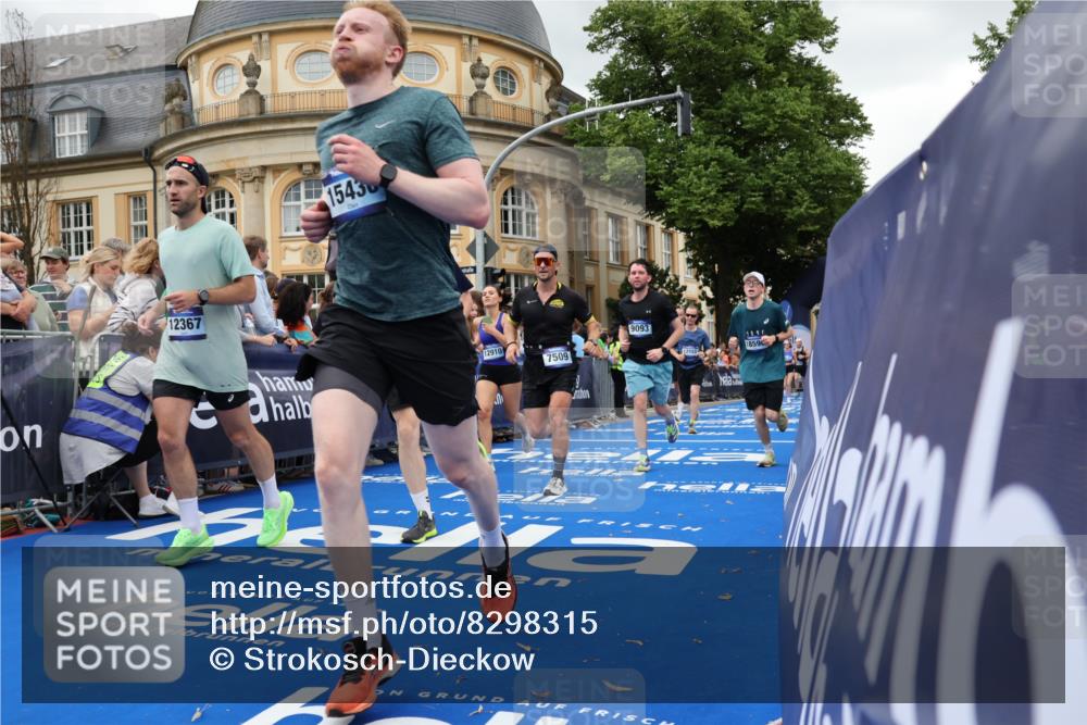 29.06.2025 - hella hamburg halbmarathon Strokosch-Dieckow http://msf.ph/oto/8298315 29.06.2025 10:53:01 Ziel 2208, 3059, 3258, 3334, 4121, 4770, 5907, 7509, 7864, 8139, 8587, 9093, 9537, 12155, 12367, 12519, 12910, 14323, 14791, 15430, 18590, 18720, 19208 meine-sportfotos.de