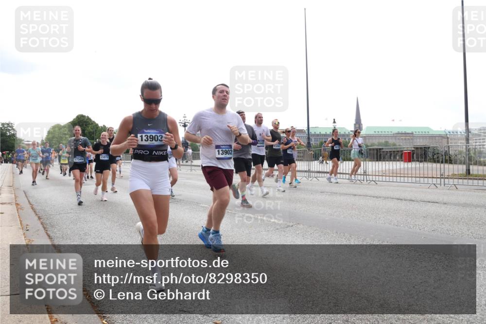 29.06.2025 - hella hamburg halbmarathon Lena Gebhardt http://msf.ph/oto/8298350 29.06.2025 10:36:52 Lombardsbrücke 13903, 1848, 13265, 13902, 15972, 17349, 1118, 1224, 1253, 1339, 1488, 1490, 1948, 1952, 1954, 2072, 2104, 2124, 2552, 2588, 3127, 3165, 3398, 3428, 3714, 3873, 3895, 4084, 4618, 4762, 4996, 5012, 5224, 5538, 5640, 5747, 5786, 5789, 6156, 6172, 6190, 6359, 6584, 6667, 6804, 7202, 7632, 7773, 8007, 8257, 8258, 8315, 8499, 8530, 8758, 8936, 8937, 8945, 9054, 9055, 9115, 9117, 9295, 9500, 9694, 13265, 15077, 17156, 17807, 18152, 18488 meine-sportfotos.de