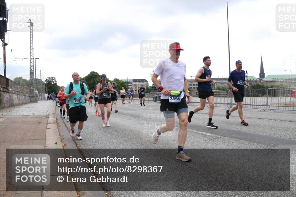 29.06.2025 - hella hamburg halbmarathon Lena Gebhardt http://msf.ph/oto/8298367 29.06.2025 10:46:50 Lombardsbrücke 1073, 1185, 1286, 1363, 1371, 1375, 1593, 1607, 1608, 1720, 1837, 1961, 1999, 2162, 2211, 2320, 2327, 2500, 2555, 2556, 2665, 2697, 2981, 3277, 3406, 3407, 3469, 3734, 3823, 4202, 4239, 4296, 4342, 4355, 4448, 4604, 5111, 5114, 5700, 5796, 5953, 6124, 6161, 6485, 6496, 6740, 7073, 7303, 7412, 7767, 7827, 8477, 8486, 8551, 8553, 8684, 8700, 8967, 9691, 10153, 10230, 13969, 14261, 15852, 16882, 16987 meine-sportfotos.de