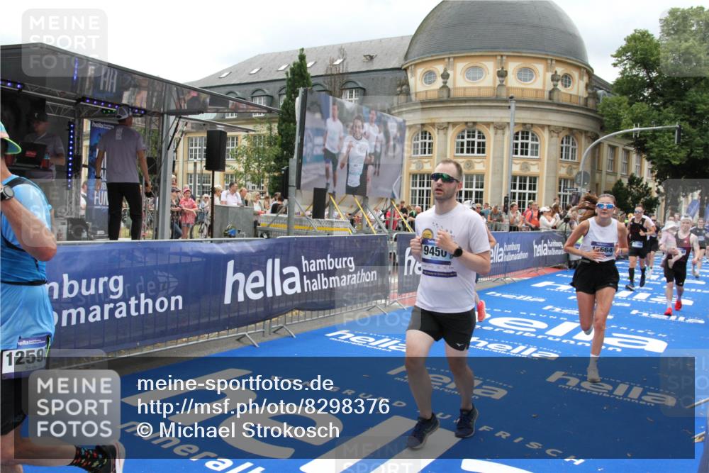 29.06.2025 - hella hamburg halbmarathon Michael Strokosch http://msf.ph/oto/8298376 29.06.2025 10:57:26 Ziel 2417, 5926, 6272, 6281, 6302, 9450, 9727, 9934, 12014, 12590, 13394, 13664, 15695, 16625, 16830, 17160, 17779, 17828 meine-sportfotos.de