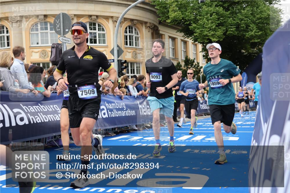 29.06.2025 - hella hamburg halbmarathon Strokosch-Dieckow http://msf.ph/oto/8298394 29.06.2025 10:53:02 Ziel 2111, 2208, 3059, 3258, 3334, 4121, 4770, 5907, 7509, 7864, 8587, 9093, 9537, 12155, 12367, 12519, 12910, 14323, 14791, 15430, 18590, 18720, 19208 meine-sportfotos.de
