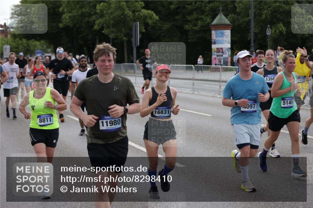 29.06.2025 - hella hamburg halbmarathon Jannik Wohlers http://msf.ph/oto/8298410 29.06.2025 10:36:55 Lombardsbrücke 1022, 1276, 1337, 1597, 1819, 2016, 2031, 2072, 2104, 2272, 2480, 2486, 3127, 4097, 4347, 4733, 5146, 5171, 5560, 5790, 5940, 6584, 7085, 7235, 7544, 7707, 7777, 7823, 8257, 8258, 8811, 8843, 9055, 9524, 10762, 10798, 11980, 12103, 12762, 12935, 13077, 13783, 14130, 14202, 14282, 14343, 14779, 14915, 15084, 16192, 16303, 16782, 16831, 16837, 17305, 17307, 17388, 17687, 17688, 17794, 17965, 18578, 18710 meine-sportfotos.de