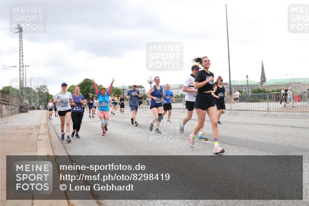 29.06.2025 - hella hamburg halbmarathon Lena Gebhardt http://msf.ph/oto/8298419 29.06.2025 10:56:16 Lombardsbrücke 1909, 4836, 8533, 8005, 7028, 1047, 1113, 1738, 1909, 2095, 2793, 2915, 3257, 3268, 3520, 3675, 3676, 3953, 3987, 4083, 4265, 4354, 4470, 4473, 4836, 4896, 5237, 5306, 5580, 5693, 5757, 5994, 6055, 6056, 6113, 6494, 6594, 6690, 6968, 7025, 7028, 7090, 7307, 7516, 7616, 7711, 8005, 8108, 8110, 8305, 8517, 8532, 8533, 8606, 8766, 9383, 9435, 9606, 9838, 9861, 9865, 9948, 9953, 10449, 10555, 10569, 10640, 10740, 10784, 10987, 11962, 11963 meine-sportfotos.de