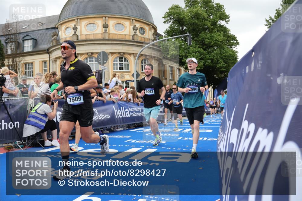 29.06.2025 - hella hamburg halbmarathon Strokosch-Dieckow http://msf.ph/oto/8298427 29.06.2025 10:53:02 Ziel 2111, 2208, 3059, 3258, 3334, 4121, 4770, 5907, 7509, 7864, 8587, 9093, 9537, 12155, 12367, 12519, 12910, 14323, 14791, 15430, 18590, 18720, 19208 meine-sportfotos.de