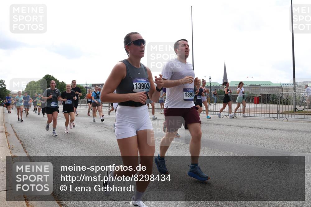 29.06.2025 - hella hamburg halbmarathon Lena Gebhardt http://msf.ph/oto/8298434 29.06.2025 10:36:52 Lombardsbrücke 17349, 15972, 2124, 13903, 13902, 1326, 1118, 1224, 1253, 1339, 1488, 1490, 1948, 1952, 1954, 2072, 2104, 2124, 2552, 2588, 3127, 3165, 3398, 3428, 3714, 3873, 3895, 4084, 4618, 4762, 4996, 5012, 5224, 5538, 5640, 5747, 5786, 5789, 6156, 6172, 6190, 6359, 6584, 6667, 6804, 7202, 7632, 7773, 8007, 8257, 8258, 8315, 8499, 8530, 8758, 8936, 8937, 8945, 9054, 9055, 9115, 9117, 9295, 9500, 9694, 13265, 15077, 17156, 17807, 18152, 18488 meine-sportfotos.de