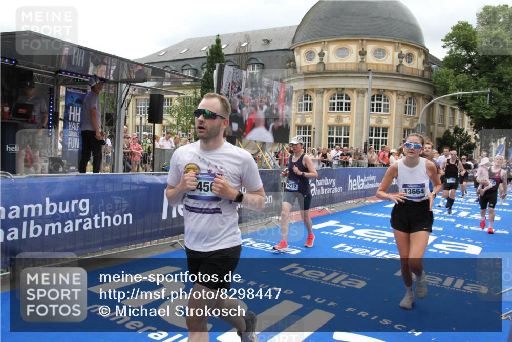 29.06.2025 - hella hamburg halbmarathon Michael Strokosch http://msf.ph/oto/8298447 29.06.2025 10:57:26 Ziel 2417, 5926, 6272, 6281, 6302, 9450, 9727, 9934, 12014, 12590, 13394, 13664, 15695, 16625, 16830, 17160, 17779, 17828 meine-sportfotos.de