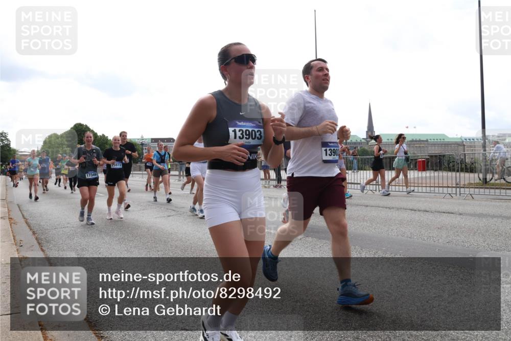 29.06.2025 - hella hamburg halbmarathon Lena Gebhardt http://msf.ph/oto/8298492 29.06.2025 10:36:52 Lombardsbrücke 17349, 15972, 13903, 13902, 1118, 1224, 1253, 1339, 1488, 1490, 1948, 1952, 1954, 2072, 2104, 2124, 2552, 2588, 3127, 3165, 3398, 3428, 3714, 3873, 3895, 4084, 4618, 4762, 4996, 5012, 5224, 5538, 5640, 5747, 5786, 5789, 6156, 6172, 6190, 6359, 6584, 6667, 6804, 7202, 7632, 7773, 8007, 8257, 8258, 8315, 8499, 8530, 8758, 8936, 8937, 8945, 9054, 9055, 9115, 9117, 9295, 9500, 9694, 13265, 15077, 17156, 17807, 18152, 18488 meine-sportfotos.de