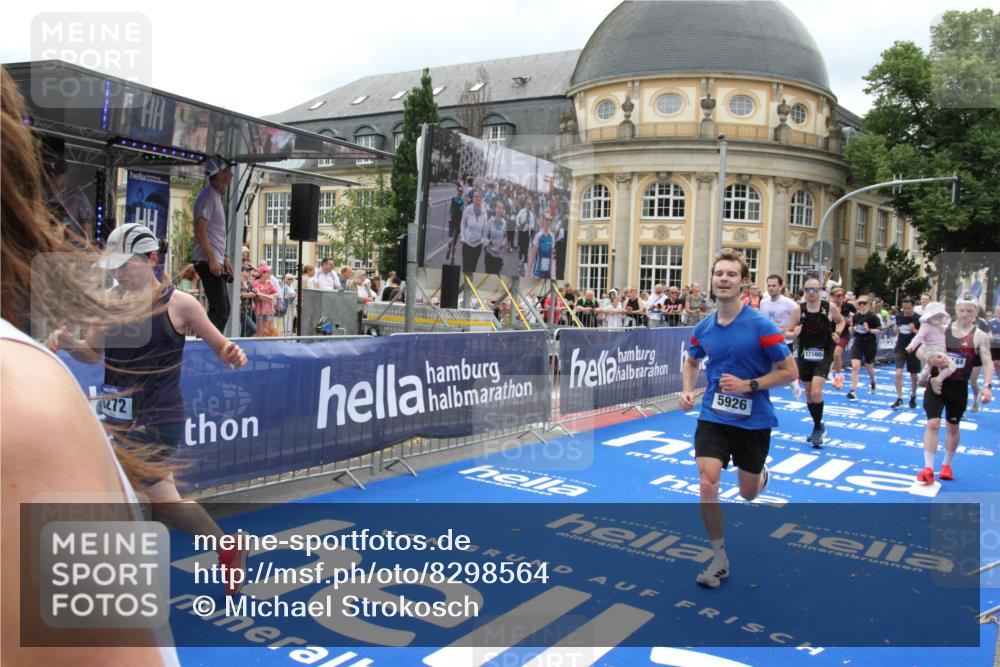 29.06.2025 - hella hamburg halbmarathon Michael Strokosch http://msf.ph/oto/8298564 29.06.2025 10:57:28 Ziel 3435, 5926, 6272, 6281, 6302, 8393, 9450, 9727, 12144, 12590, 13394, 13664, 15695, 16093, 16830, 17160, 17758, 17828 meine-sportfotos.de