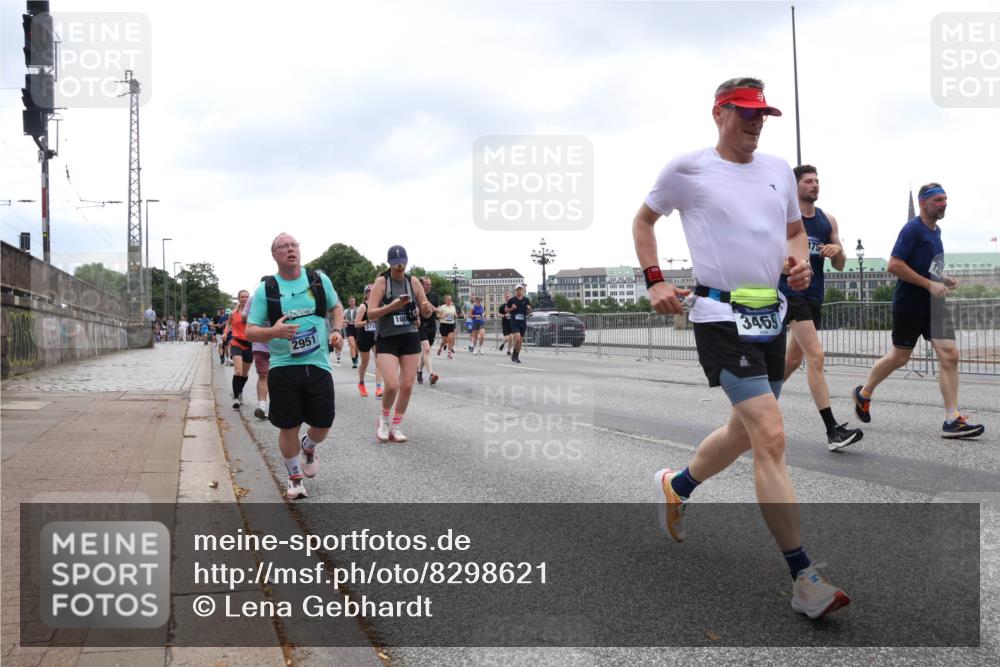 29.06.2025 - hella hamburg halbmarathon Lena Gebhardt http://msf.ph/oto/8298621 29.06.2025 10:46:51 Lombardsbrücke 1073, 1185, 1286, 1363, 1371, 1375, 1593, 1607, 1608, 1720, 1837, 1961, 1999, 2162, 2211, 2320, 2327, 2555, 2556, 2665, 2697, 2981, 3277, 3406, 3407, 3469, 3734, 3823, 4202, 4239, 4296, 4342, 4355, 4448, 4604, 5111, 5114, 5700, 5796, 5953, 6124, 6161, 6485, 6496, 6740, 7073, 7303, 7412, 7767, 7827, 8477, 8486, 8551, 8553, 8684, 8706, 8967, 9691, 10230, 13969, 14261, 15852, 16882, 16987 meine-sportfotos.de
