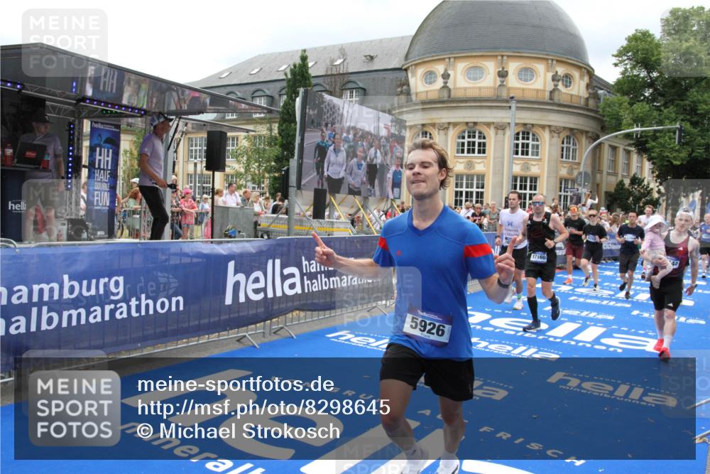 29.06.2025 - hella hamburg halbmarathon Michael Strokosch http://msf.ph/oto/8298645 29.06.2025 10:57:28 Ziel 3435, 5926, 6272, 6281, 6302, 8393, 9450, 9727, 12144, 12590, 13394, 13664, 15695, 16093, 16830, 17160, 17758, 17828 meine-sportfotos.de