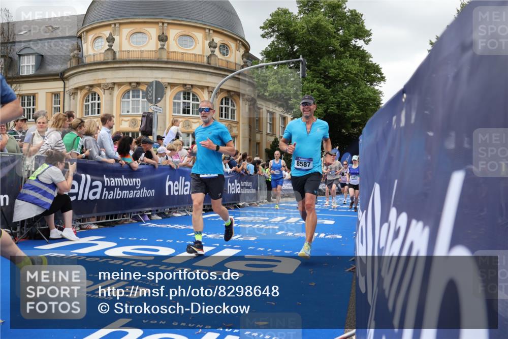 29.06.2025 - hella hamburg halbmarathon Strokosch-Dieckow http://msf.ph/oto/8298648 29.06.2025 10:53:04 Ziel 2111, 2208, 3059, 3258, 3334, 4121, 7509, 7864, 8587, 9093, 9537, 12155, 12367, 12519, 12910, 14323, 14791, 15430, 16986, 18590, 18720, 19208 meine-sportfotos.de