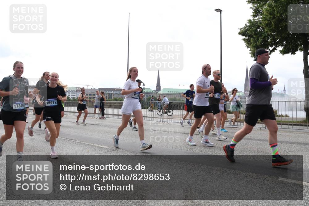 29.06.2025 - hella hamburg halbmarathon Lena Gebhardt http://msf.ph/oto/8298653 29.06.2025 10:36:53 Lombardsbrücke 13106, 18, 15972, 17349, 13265, 1118, 1224, 1253, 1339, 1488, 1490, 1948, 1952, 1954, 2031, 2072, 2104, 2124, 2552, 2588, 3127, 3165, 3428, 3714, 3873, 3895, 4084, 4618, 4762, 4996, 5224, 5538, 5640, 5747, 5786, 5789, 6156, 6172, 6190, 6359, 6584, 6667, 6804, 7202, 7632, 7773, 8007, 8257, 8258, 8315, 8499, 8530, 8758, 8936, 8937, 8945, 9054, 9055, 9115, 9295, 9500, 9694, 13265, 15077, 17156, 17807, 18152, 18488 meine-sportfotos.de