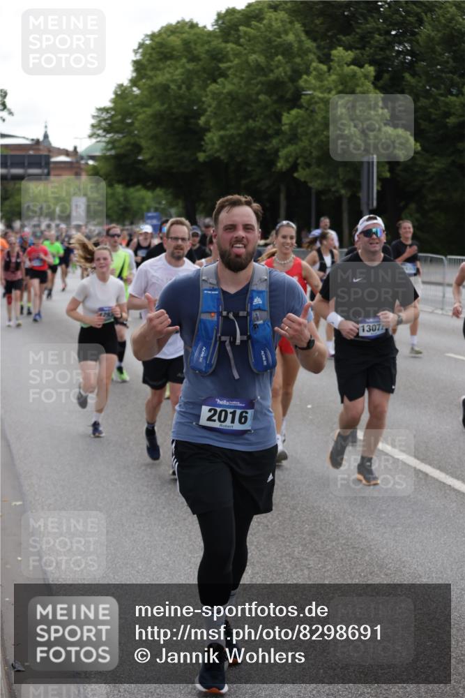 29.06.2025 - hella hamburg halbmarathon Jannik Wohlers http://msf.ph/oto/8298691 29.06.2025 10:36:58 Lombardsbrücke 1022, 1276, 1337, 1597, 1819, 2016, 2031, 2272, 2480, 2486, 2640, 4097, 4347, 4733, 5146, 5171, 5186, 5560, 5790, 5940, 6821, 6955, 7085, 7235, 7544, 7707, 7777, 7823, 8811, 8843, 9524, 10476, 10762, 10798, 11980, 12103, 12762, 12935, 13077, 13783, 14130, 14282, 14343, 14657, 14915, 15084, 16192, 16303, 16831, 16837, 17305, 17307, 17355, 17388, 17687, 17688, 17794, 17965, 18578, 18710, 18903 meine-sportfotos.de