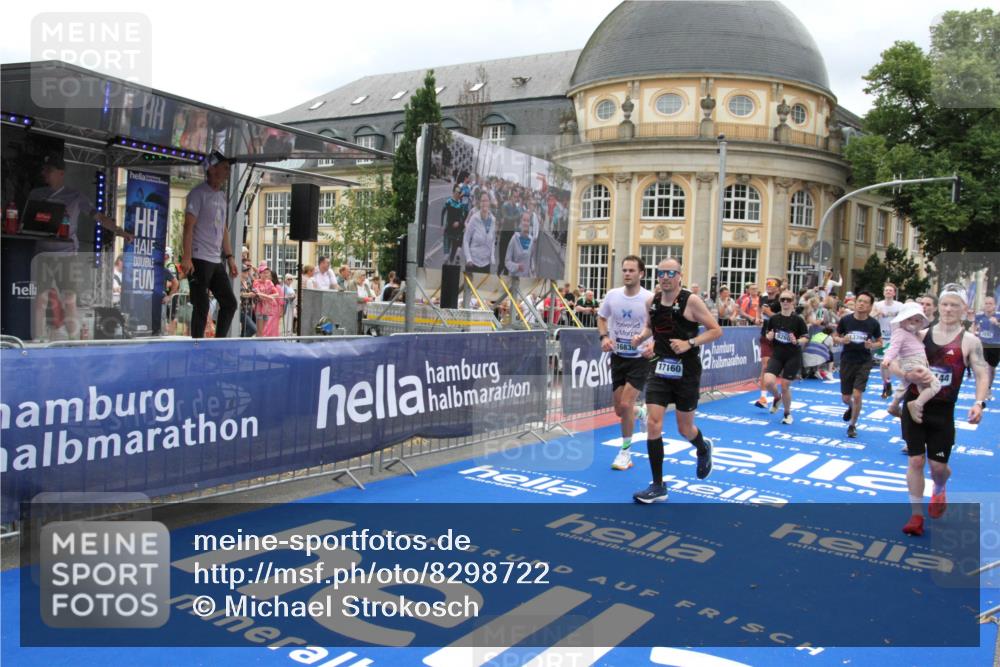 29.06.2025 - hella hamburg halbmarathon Michael Strokosch http://msf.ph/oto/8298722 29.06.2025 10:57:29 Ziel 3435, 5926, 6272, 6281, 6302, 8393, 9727, 12144, 13394, 13664, 15695, 16093, 16830, 17160, 17758, 17828 meine-sportfotos.de