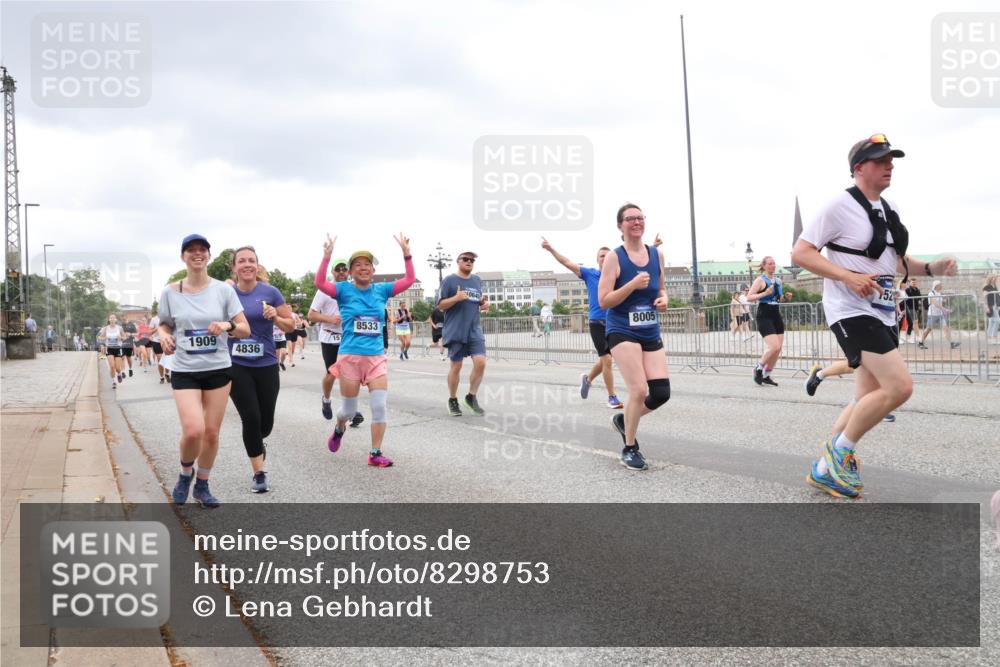 29.06.2025 - hella hamburg halbmarathon Lena Gebhardt http://msf.ph/oto/8298753 29.06.2025 10:56:17 Lombardsbrücke 15, 1909, 4836, 8533, 064, 8005, 152, 1047, 1113, 1738, 1909, 2095, 2143, 2307, 2793, 2915, 3257, 3268, 3520, 3675, 3676, 3953, 3987, 4083, 4265, 4354, 4470, 4473, 4773, 4836, 5237, 5306, 5438, 5580, 5693, 5757, 5994, 6055, 6056, 6113, 6494, 6594, 6690, 6968, 7025, 7028, 7090, 7307, 7516, 7616, 7711, 8005, 8108, 8110, 8305, 8517, 8533, 8606, 8766, 9383, 9435, 9606, 9838, 9861, 9865, 9948, 9953, 10449, 10555, 10569, 10640, 10740, 10784, 10987 meine-sportfotos.de