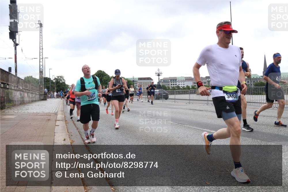 29.06.2025 - hella hamburg halbmarathon Lena Gebhardt http://msf.ph/oto/8298774 29.06.2025 10:46:51 Lombardsbrücke 1073, 1185, 1286, 1363, 1371, 1375, 1593, 1607, 1608, 1720, 1837, 1961, 1999, 2162, 2211, 2320, 2327, 2555, 2556, 2665, 2697, 2981, 3277, 3406, 3407, 3469, 3734, 3823, 4202, 4239, 4296, 4342, 4355, 4448, 4604, 5111, 5114, 5700, 5796, 5953, 6124, 6161, 6485, 6496, 6740, 7073, 7303, 7412, 7767, 7827, 8477, 8486, 8551, 8553, 8684, 8706, 8967, 9691, 10230, 13969, 14261, 15852, 16882, 16987 meine-sportfotos.de