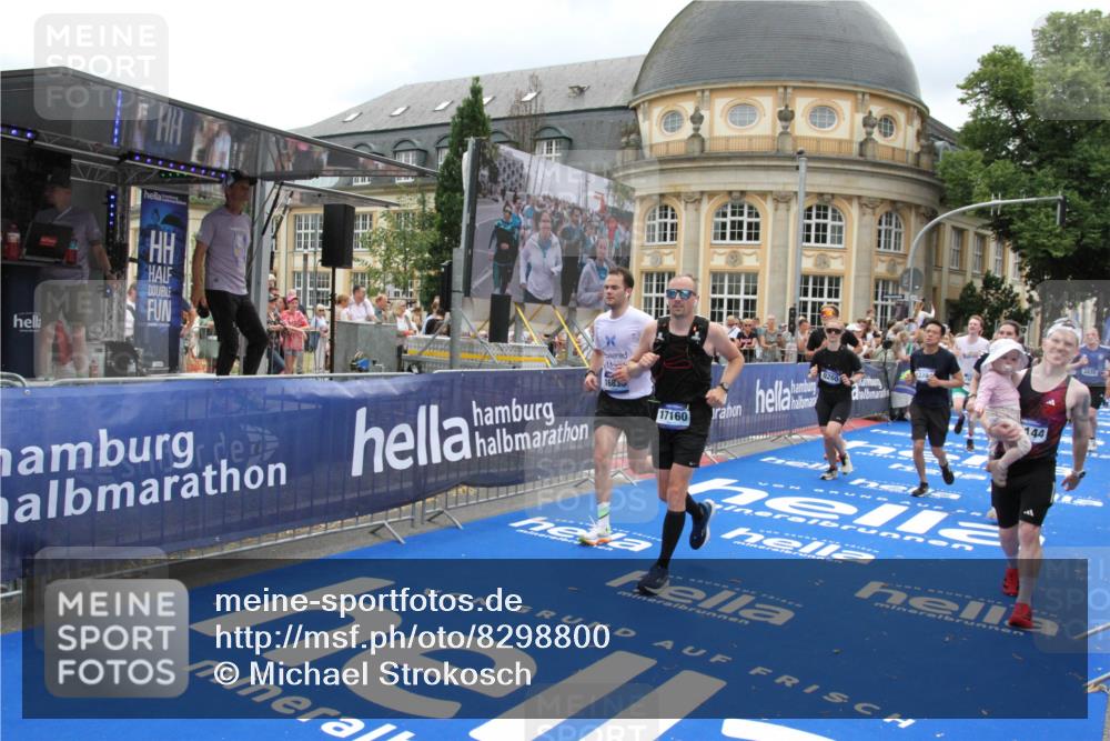 29.06.2025 - hella hamburg halbmarathon Michael Strokosch http://msf.ph/oto/8298800 29.06.2025 10:57:29 Ziel 3435, 5926, 6272, 6281, 6302, 8393, 9727, 12144, 13394, 13664, 15695, 16093, 16830, 17160, 17758, 17828 meine-sportfotos.de
