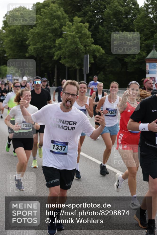29.06.2025 - hella hamburg halbmarathon Jannik Wohlers http://msf.ph/oto/8298874 29.06.2025 10:37:00 Lombardsbrücke 1022, 1276, 1337, 1597, 1819, 2016, 2272, 2486, 2640, 3633, 4097, 4347, 4733, 5146, 5171, 5186, 5560, 5790, 5940, 6821, 6955, 7085, 7235, 7544, 7707, 7777, 7823, 8811, 8843, 9524, 10476, 10762, 10798, 10919, 11183, 11888, 11980, 12762, 12935, 13077, 13783, 14130, 14282, 14343, 14657, 14915, 15084, 16303, 16582, 16706, 16831, 16837, 17305, 17307, 17355, 17687, 17688, 17794, 17965, 18578, 18710, 18903 meine-sportfotos.de