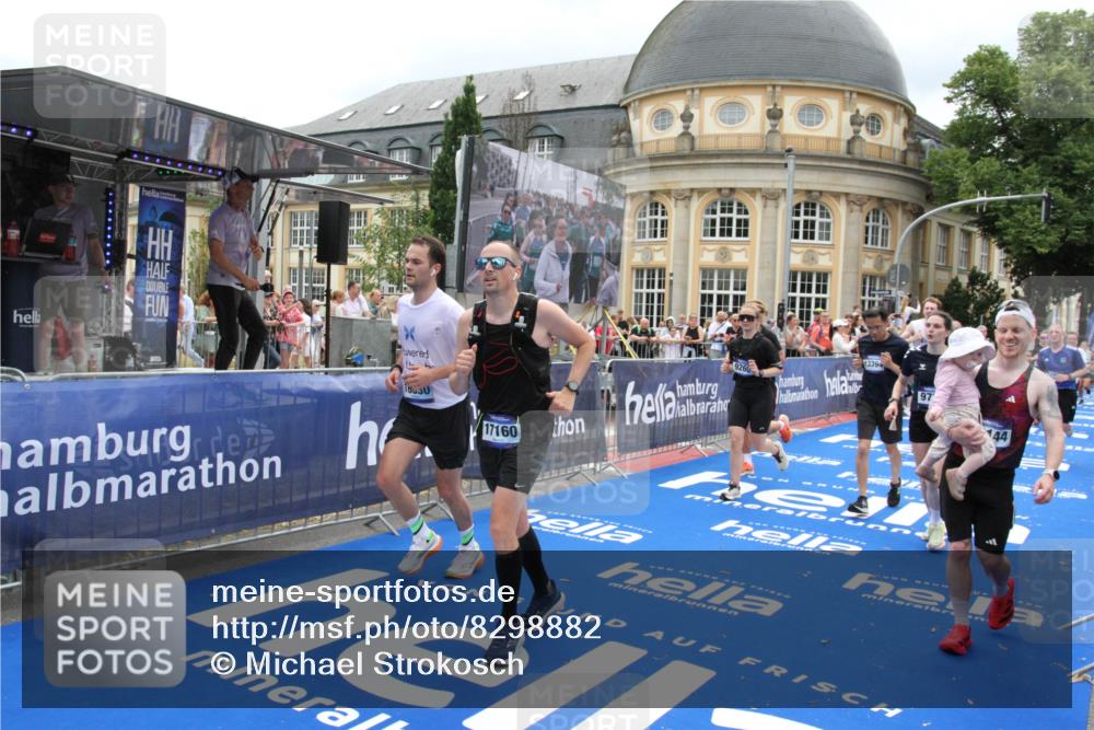 29.06.2025 - hella hamburg halbmarathon Michael Strokosch http://msf.ph/oto/8298882 29.06.2025 10:57:30 Ziel 3435, 5926, 6272, 6281, 6302, 8393, 9727, 12144, 13245, 13394, 15695, 16093, 16830, 17160, 17758, 17828 meine-sportfotos.de