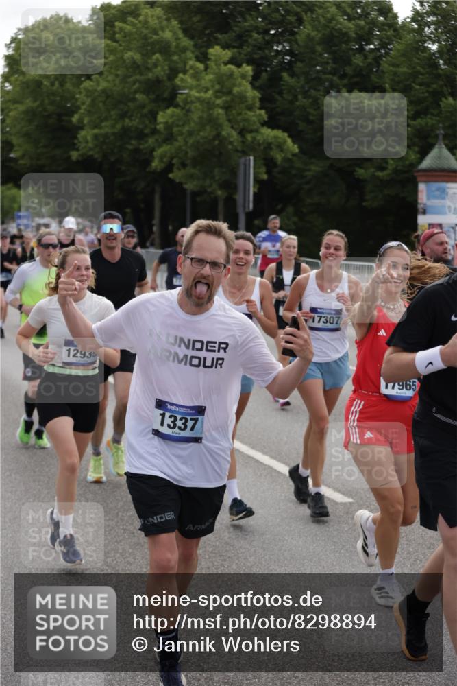 29.06.2025 - hella hamburg halbmarathon Jannik Wohlers http://msf.ph/oto/8298894 29.06.2025 10:37:00 Lombardsbrücke 1022, 1276, 1337, 1597, 1819, 2016, 2272, 2486, 2640, 3633, 4097, 4347, 4733, 5146, 5171, 5186, 5560, 5790, 5940, 6821, 6955, 7085, 7235, 7544, 7707, 7777, 7823, 8811, 8843, 9524, 10476, 10762, 10798, 10919, 11183, 11888, 11980, 12762, 12935, 13077, 13783, 14130, 14282, 14343, 14657, 14915, 15084, 16303, 16582, 16706, 16831, 16837, 17305, 17307, 17355, 17687, 17688, 17794, 17965, 18578, 18710, 18903 meine-sportfotos.de