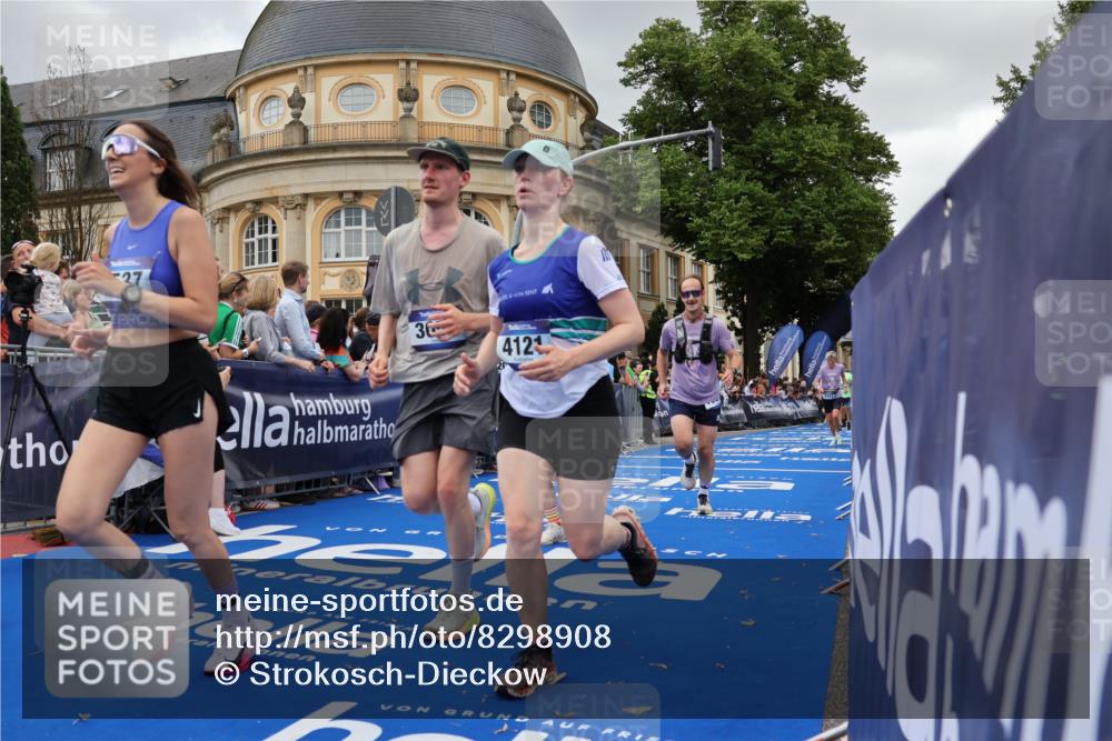 29.06.2025 - hella hamburg halbmarathon Strokosch-Dieckow http://msf.ph/oto/8298908 29.06.2025 10:53:07 Ziel 2111, 2208, 3059, 3258, 3334, 4121, 7383, 7864, 8273, 8361, 8587, 9093, 9537, 12155, 12875, 12910, 14323, 16929, 16986, 19208 meine-sportfotos.de