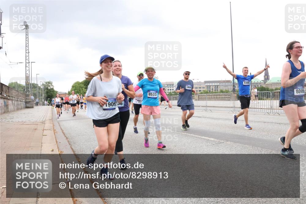 29.06.2025 - hella hamburg halbmarathon Lena Gebhardt http://msf.ph/oto/8298913 29.06.2025 10:56:18 Lombardsbrücke 90950, 151, 8533, 10640, 8305, 8005, 1047, 1113, 1738, 1909, 2095, 2143, 2307, 2793, 2915, 3257, 3268, 3438, 3520, 3675, 3676, 3953, 3987, 4083, 4265, 4354, 4473, 4773, 4836, 5237, 5306, 5438, 5580, 5693, 5757, 5994, 6055, 6056, 6113, 6494, 6594, 6690, 6968, 7025, 7028, 7090, 7307, 7516, 7616, 7711, 8005, 8108, 8110, 8305, 8517, 8533, 8606, 8766, 9383, 9435, 9606, 9838, 9948, 9953, 10449, 10555, 10569, 10640, 10740, 10784, 10987 meine-sportfotos.de