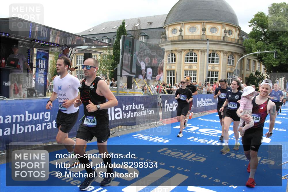 29.06.2025 - hella hamburg halbmarathon Michael Strokosch http://msf.ph/oto/8298934 29.06.2025 10:57:30 Ziel 3435, 5926, 6272, 6281, 6302, 8393, 9727, 12144, 13245, 13394, 15695, 16093, 16830, 17160, 17758, 17828 meine-sportfotos.de