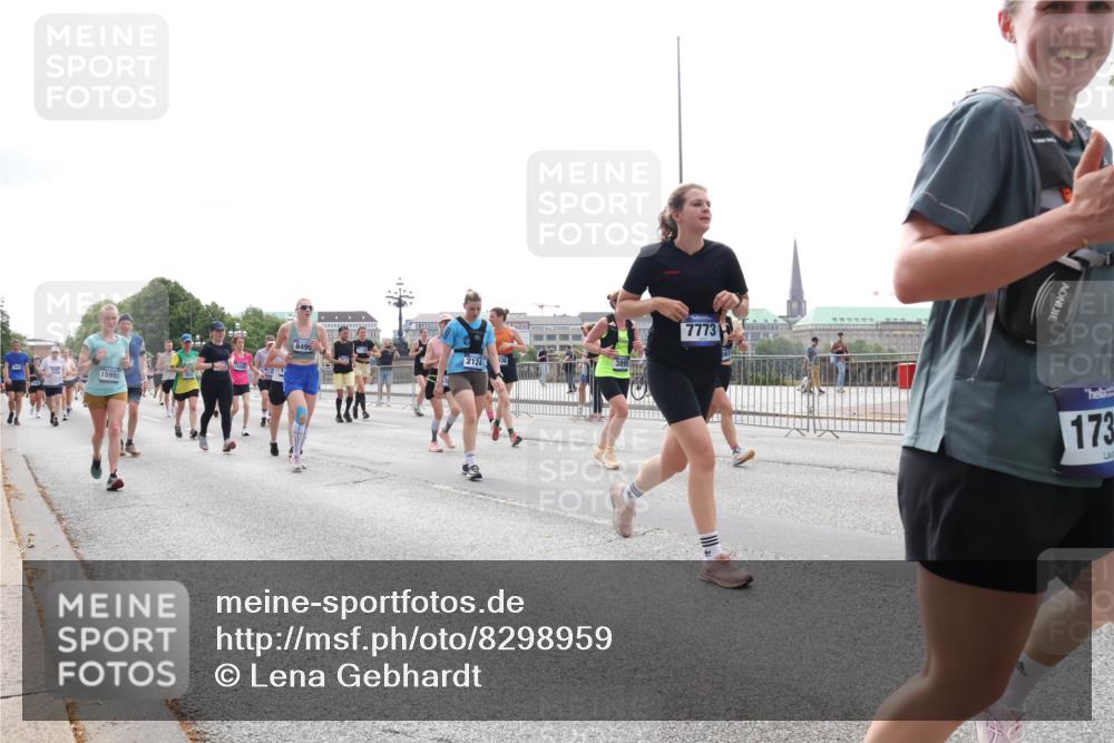 29.06.2025 - hella hamburg halbmarathon Lena Gebhardt http://msf.ph/oto/8298959 29.06.2025 10:36:55 Lombardsbrücke 15992, 8499, 2124, 36, 7773, 173, 1118, 1224, 1253, 1339, 1488, 1490, 1597, 1948, 1952, 1954, 2031, 2072, 2104, 2124, 2272, 2480, 2552, 2588, 3127, 3165, 3428, 3714, 3873, 3895, 4084, 4618, 4733, 4762, 4996, 5224, 5538, 5640, 5786, 5789, 6156, 6172, 6190, 6359, 6584, 6667, 6804, 7202, 7632, 7707, 7773, 8007, 8257, 8258, 8315, 8499, 8758, 8936, 8937, 8945, 9054, 9055, 9295, 9500, 9694, 13265, 15077, 17156, 17807, 18152, 18488 meine-sportfotos.de