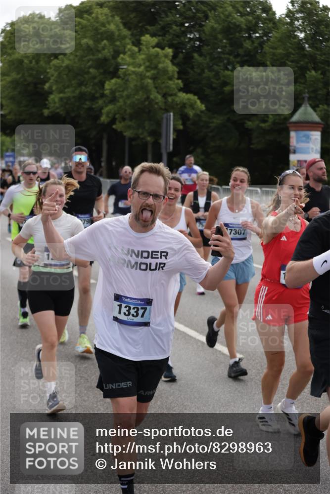 29.06.2025 - hella hamburg halbmarathon Jannik Wohlers http://msf.ph/oto/8298963 29.06.2025 10:37:00 Lombardsbrücke 1022, 1276, 1337, 1597, 1819, 2016, 2272, 2486, 2640, 3633, 4097, 4347, 4733, 5146, 5171, 5186, 5560, 5790, 5940, 6821, 6955, 7085, 7235, 7544, 7707, 7777, 7823, 8811, 8843, 9524, 10476, 10762, 10798, 10919, 11183, 11888, 11980, 12762, 12935, 13077, 13783, 14130, 14282, 14343, 14657, 14915, 15084, 16303, 16582, 16706, 16831, 16837, 17305, 17307, 17355, 17687, 17688, 17794, 17965, 18578, 18710, 18903 meine-sportfotos.de