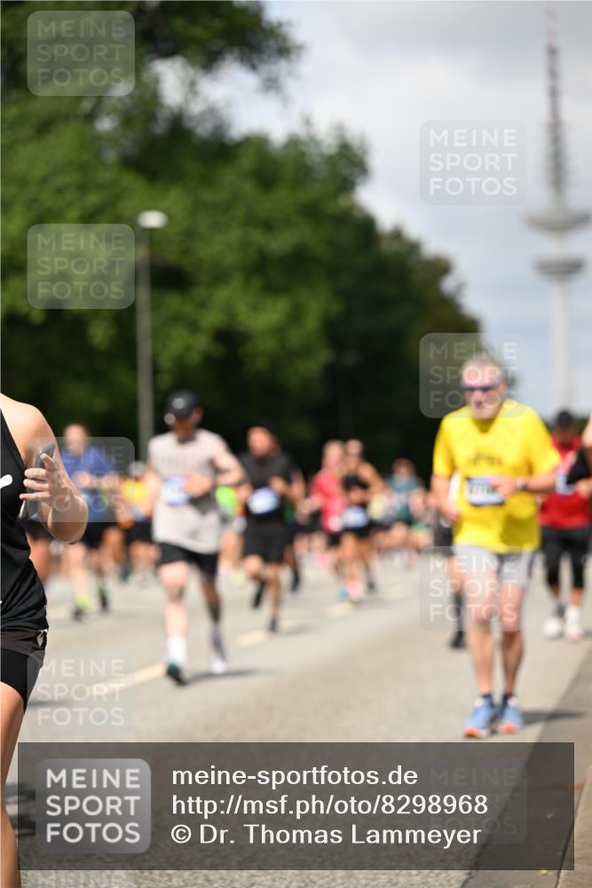 29.06.2025 - hella hamburg halbmarathon Dr. Thomas Lammeyer http://msf.ph/oto/8298968 29.06.2025 10:37:48 Kennedybrücke 1189, 1275, 1896, 1995, 2342, 2526, 2776, 3264, 3345, 3812, 3848, 4361, 4433, 4449, 4807, 5075, 5141, 5180, 5557, 5561, 5584, 5821, 5822, 5887, 6515, 6516, 6956, 6999, 7027, 7308, 7309, 7633, 7705, 8157, 8349, 8375, 8377, 8383, 8401, 8620, 8891, 9234, 9258, 9438, 9591, 9706, 9799, 9995, 10800, 11092, 11111, 11237, 11260 meine-sportfotos.de