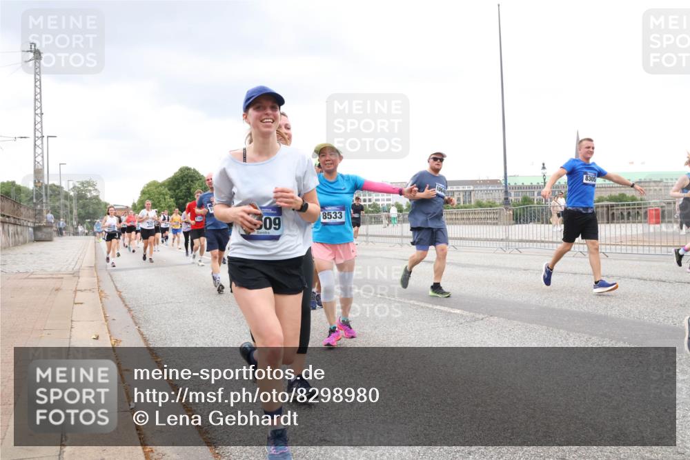 29.06.2025 - hella hamburg halbmarathon Lena Gebhardt http://msf.ph/oto/8298980 29.06.2025 10:56:18 Lombardsbrücke 509, 8533, 8305, 1047, 1113, 1738, 1909, 2095, 2143, 2307, 2793, 2915, 3257, 3268, 3438, 3520, 3675, 3676, 3953, 3987, 4083, 4265, 4354, 4473, 4773, 4836, 5237, 5306, 5438, 5580, 5693, 5757, 5994, 6055, 6056, 6113, 6494, 6594, 6690, 6968, 7025, 7028, 7090, 7307, 7516, 7616, 7711, 8005, 8108, 8110, 8305, 8517, 8533, 8606, 8766, 9383, 9435, 9606, 9838, 9948, 9953, 10449, 10555, 10569, 10640, 10740, 10784, 10987 meine-sportfotos.de