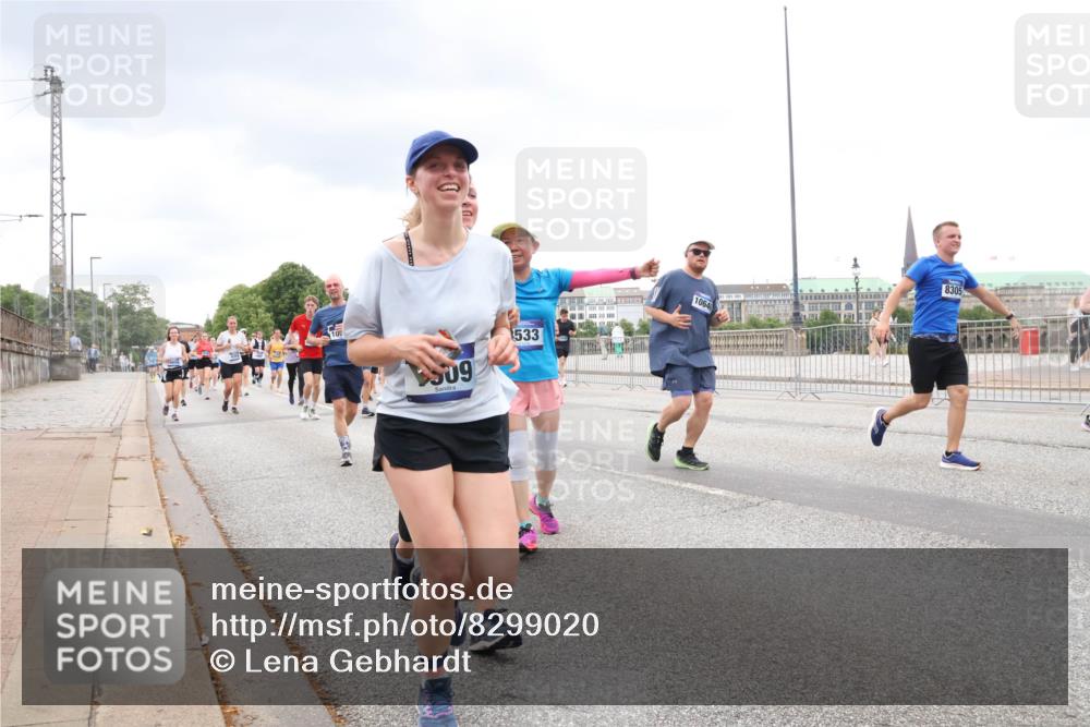 29.06.2025 - hella hamburg halbmarathon Lena Gebhardt http://msf.ph/oto/8299020 29.06.2025 10:56:18 Lombardsbrücke 533, 1064, 8305, 1047, 1113, 1738, 1909, 2095, 2143, 2307, 2793, 2915, 3257, 3268, 3438, 3520, 3675, 3676, 3953, 3987, 4083, 4265, 4354, 4473, 4773, 4836, 5237, 5306, 5438, 5580, 5693, 5757, 5994, 6055, 6056, 6113, 6494, 6594, 6690, 6968, 7025, 7028, 7090, 7307, 7516, 7616, 7711, 8005, 8108, 8110, 8305, 8517, 8533, 8606, 8766, 9383, 9435, 9606, 9838, 9948, 9953, 10449, 10555, 10569, 10640, 10740, 10784, 10987 meine-sportfotos.de
