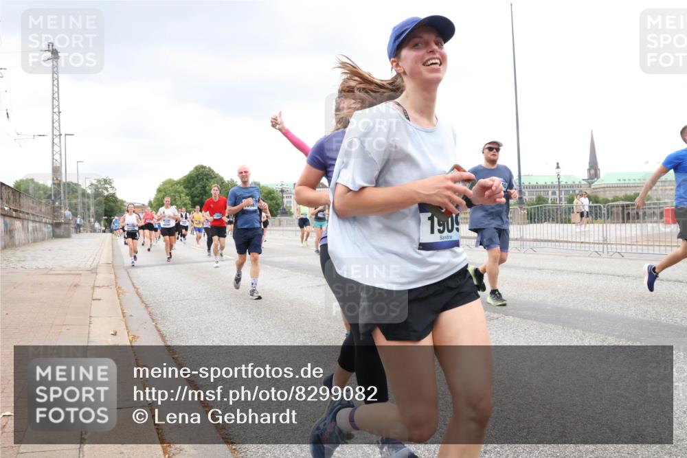 29.06.2025 - hella hamburg halbmarathon Lena Gebhardt http://msf.ph/oto/8299082 29.06.2025 10:56:18 Lombardsbrücke 987, 1909, 1047, 1113, 1738, 1909, 2095, 2143, 2307, 2793, 2915, 3257, 3268, 3438, 3520, 3675, 3676, 3953, 3987, 4083, 4265, 4354, 4473, 4773, 4836, 5237, 5306, 5438, 5580, 5693, 5757, 5994, 6055, 6056, 6113, 6494, 6594, 6690, 6968, 7025, 7028, 7090, 7307, 7516, 7616, 7711, 8005, 8108, 8110, 8305, 8517, 8533, 8606, 8766, 9383, 9435, 9606, 9838, 9948, 9953, 10449, 10555, 10569, 10640, 10740, 10784, 10987 meine-sportfotos.de