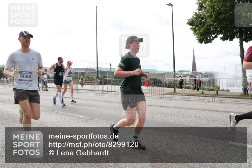 29.06.2025 - hella hamburg halbmarathon Lena Gebhardt http://msf.ph/oto/8299120 29.06.2025 10:21:43 Lombardsbrücke 6086, 5759, 12041, 10, 1072, 1158, 1191, 1250, 1294, 1401, 1668, 1958, 2172, 2271, 2315, 2353, 2529, 2635, 2815, 3122, 3606, 3770, 3817, 3825, 3826, 3995, 4046, 4289, 4375, 4376, 4697, 4786, 5122, 5373, 5395, 5412, 5493, 5641, 5759, 5957, 6086, 6103, 6475, 6676, 6805, 6844, 7075, 7162, 7375, 7522, 7553, 7612, 7672, 7781, 8095, 8286, 8715, 8844, 8896, 8959, 9002, 9062, 9100, 9369, 9483, 9499, 9532, 9624, 10374, 10874 meine-sportfotos.de