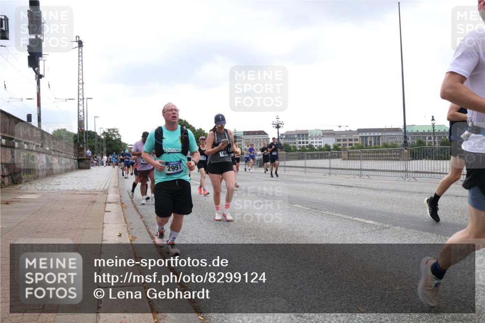 29.06.2025 - hella hamburg halbmarathon Lena Gebhardt http://msf.ph/oto/8299124 29.06.2025 10:46:51 Lombardsbrücke 1073, 1185, 1286, 1363, 1371, 1375, 1593, 1607, 1608, 1720, 1837, 1961, 1999, 2162, 2211, 2320, 2327, 2555, 2556, 2665, 2697, 2981, 3277, 3406, 3407, 3469, 3734, 3823, 4202, 4239, 4296, 4342, 4355, 4448, 4604, 5111, 5114, 5700, 5796, 5953, 6124, 6161, 6485, 6496, 6740, 7073, 7303, 7412, 7767, 7827, 8477, 8486, 8551, 8553, 8684, 8706, 8967, 9691, 10230, 13969, 14261, 15852, 16882, 16987 meine-sportfotos.de