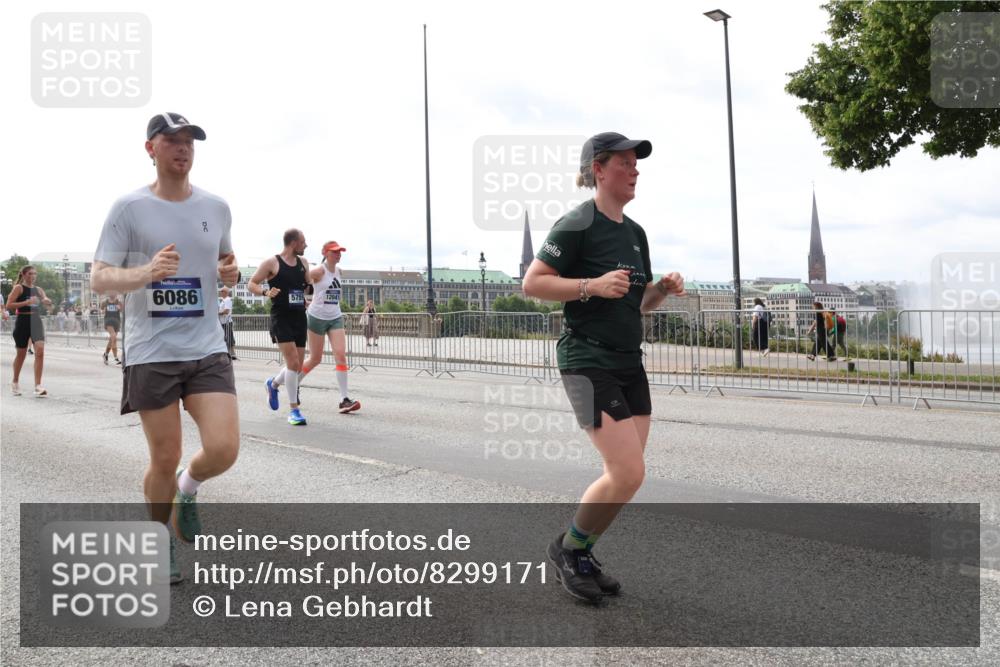 29.06.2025 - hella hamburg halbmarathon Lena Gebhardt http://msf.ph/oto/8299171 29.06.2025 10:21:43 Lombardsbrücke 6086, 5759, 1072, 1158, 1191, 1250, 1294, 1401, 1668, 1958, 2172, 2271, 2315, 2353, 2529, 2635, 2815, 3122, 3606, 3770, 3817, 3825, 3826, 3995, 4046, 4289, 4375, 4376, 4697, 4786, 5122, 5373, 5395, 5412, 5493, 5641, 5759, 5957, 6086, 6103, 6475, 6676, 6805, 6844, 7075, 7162, 7375, 7522, 7553, 7612, 7672, 7781, 8095, 8286, 8715, 8844, 8896, 8959, 9002, 9062, 9100, 9369, 9483, 9499, 9532, 9624, 10374, 10874 meine-sportfotos.de