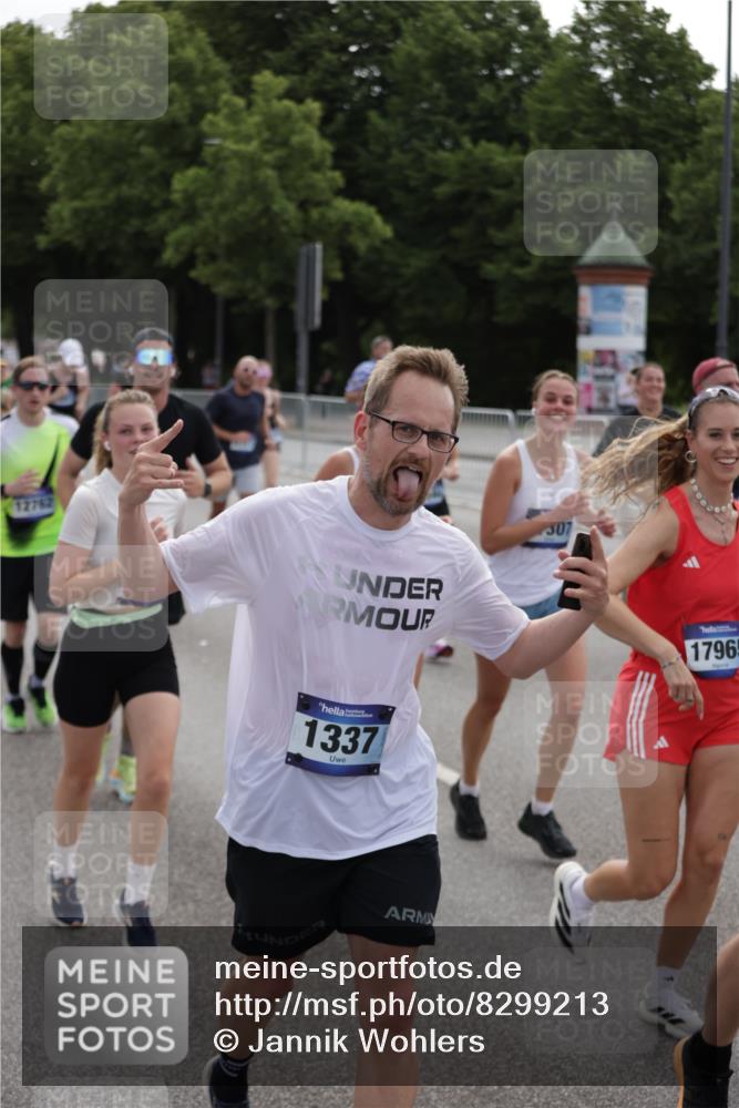 29.06.2025 - hella hamburg halbmarathon Jannik Wohlers http://msf.ph/oto/8299213 29.06.2025 10:37:00 Lombardsbrücke 1022, 1276, 1337, 1597, 1819, 2016, 2272, 2486, 2640, 3633, 4097, 4347, 4733, 5146, 5171, 5186, 5560, 5790, 5940, 6821, 6955, 7085, 7235, 7544, 7707, 7777, 7823, 8811, 8843, 9524, 10476, 10762, 10798, 10919, 11183, 11888, 11980, 12762, 12935, 13077, 13783, 14130, 14282, 14343, 14657, 14915, 15084, 16303, 16582, 16706, 16831, 16837, 17305, 17307, 17355, 17687, 17688, 17794, 17965, 18578, 18710, 18903 meine-sportfotos.de