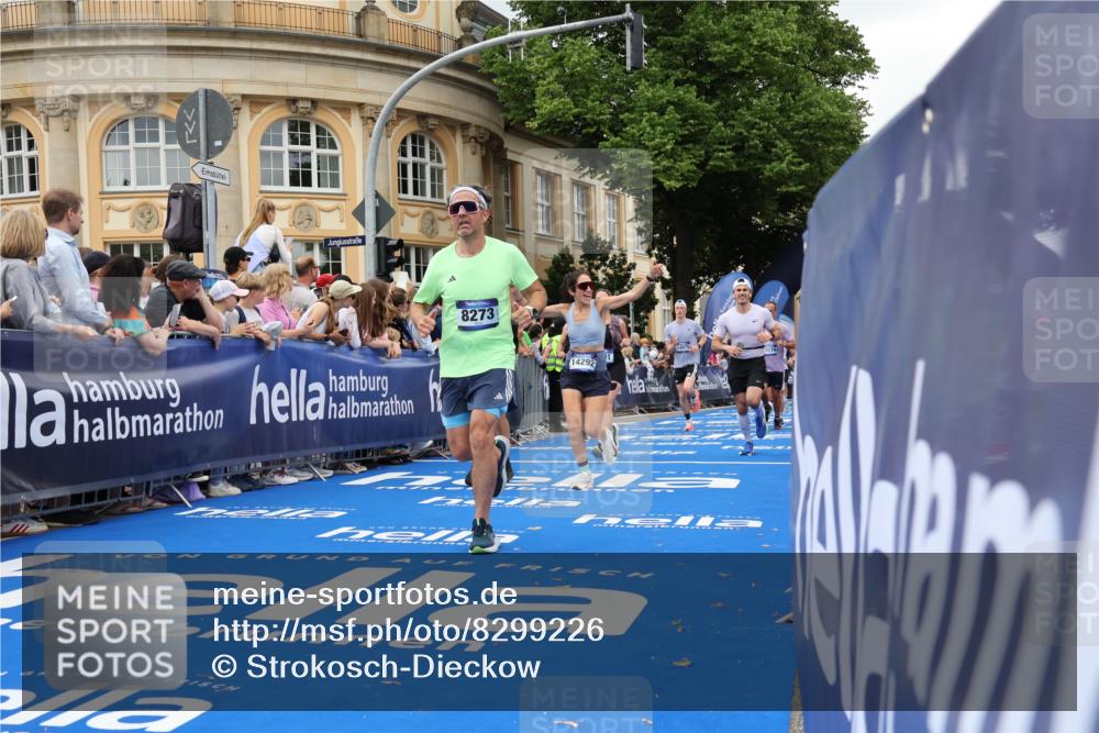 29.06.2025 - hella hamburg halbmarathon Strokosch-Dieckow http://msf.ph/oto/8299226 29.06.2025 10:53:13 Ziel 1683, 2074, 2111, 2354, 4065, 7312, 7383, 8273, 8361, 9142, 11844, 12490, 12875, 15179, 15681, 16929, 16986, 18901 meine-sportfotos.de