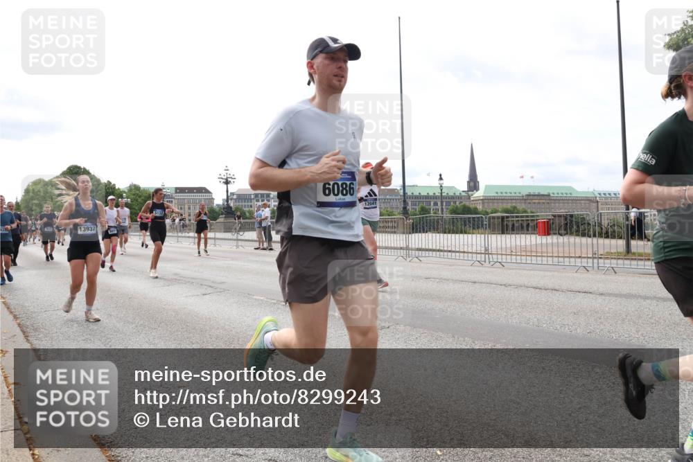 29.06.2025 - hella hamburg halbmarathon Lena Gebhardt http://msf.ph/oto/8299243 29.06.2025 10:21:44 Lombardsbrücke 13937, 5122, 6086, 12041, 1072, 1158, 1191, 1250, 1294, 1401, 1668, 1958, 2172, 2271, 2315, 2353, 2529, 2635, 2815, 3122, 3606, 3770, 3817, 3825, 3826, 3995, 4046, 4289, 4375, 4376, 4697, 4786, 5122, 5373, 5395, 5412, 5493, 5641, 5759, 5957, 6086, 6103, 6475, 6676, 6805, 6844, 7075, 7162, 7375, 7522, 7553, 7612, 7672, 7781, 8095, 8286, 8715, 8844, 8896, 8959, 9002, 9062, 9100, 9369, 9483, 9499, 9532, 9624, 10374, 10874 meine-sportfotos.de