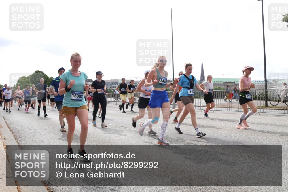 29.06.2025 - hella hamburg halbmarathon Lena Gebhardt http://msf.ph/oto/8299292 29.06.2025 10:36:57 Lombardsbrücke 15992, 8499, 212, 13165, 1022, 1118, 1253, 1339, 1488, 1490, 1597, 1948, 1952, 1954, 2031, 2072, 2104, 2124, 2272, 2480, 2552, 2588, 3127, 3165, 3428, 3714, 3873, 3895, 4084, 4347, 4618, 4733, 4762, 4996, 5224, 5538, 5640, 5786, 5789, 6156, 6172, 6190, 6359, 6584, 6804, 7202, 7707, 7773, 8007, 8257, 8258, 8315, 8499, 8758, 8936, 8937, 8945, 9054, 9055, 9295, 9500, 9694, 13265, 15077, 17156, 17807, 18152, 18488 meine-sportfotos.de
