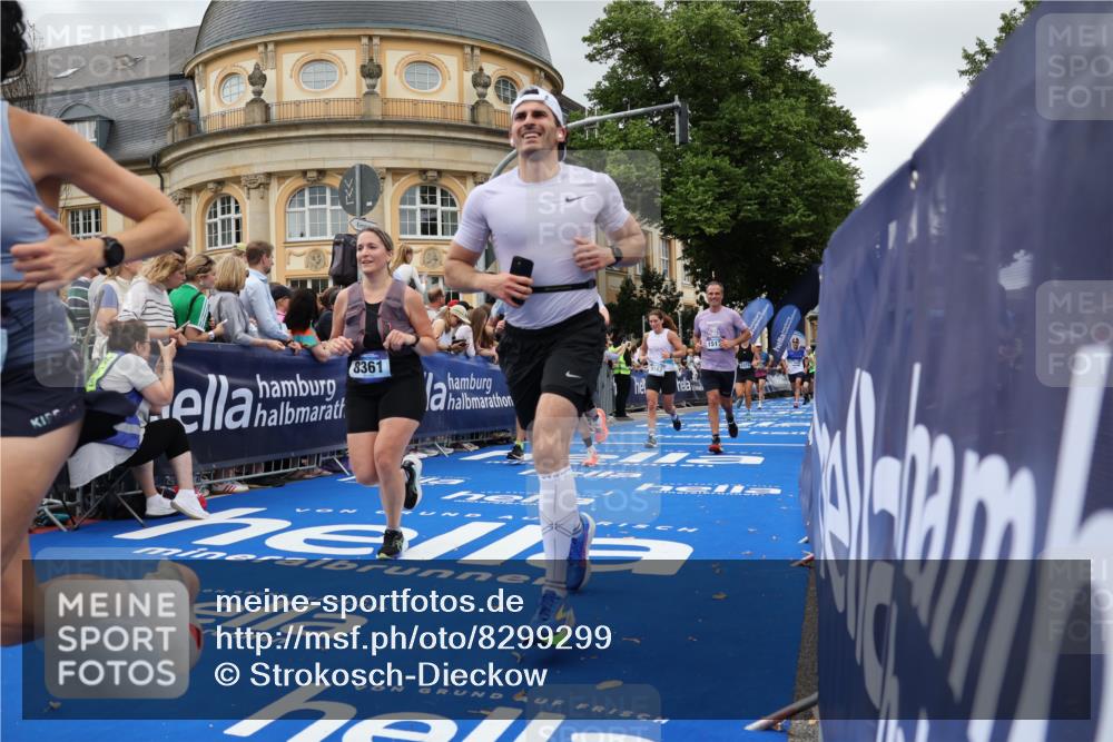 29.06.2025 - hella hamburg halbmarathon Strokosch-Dieckow http://msf.ph/oto/8299299 29.06.2025 10:53:16 Ziel 1683, 1727, 2074, 2111, 2354, 4065, 6942, 7312, 7383, 8273, 8361, 8651, 9142, 11844, 12490, 12875, 15179, 15681, 15838, 16929, 16986, 18134, 18901 meine-sportfotos.de