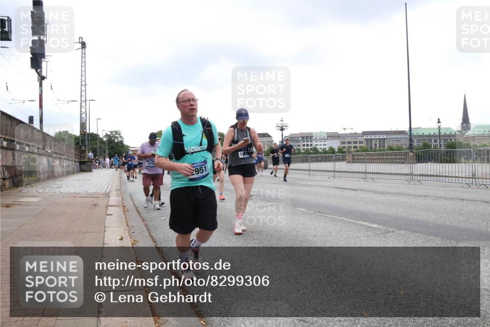 29.06.2025 - hella hamburg halbmarathon Lena Gebhardt http://msf.ph/oto/8299306 29.06.2025 10:46:51 Lombardsbrücke 1073, 1185, 1286, 1363, 1371, 1375, 1593, 1607, 1608, 1720, 1837, 1961, 1999, 2162, 2211, 2320, 2327, 2555, 2556, 2665, 2697, 2981, 3277, 3406, 3407, 3469, 3734, 3823, 4202, 4239, 4296, 4342, 4355, 4448, 4604, 5111, 5114, 5700, 5796, 5953, 6124, 6161, 6485, 6496, 6740, 7073, 7303, 7412, 7767, 7827, 8477, 8486, 8551, 8553, 8684, 8706, 8967, 9691, 10230, 13969, 14261, 15852, 16882, 16987 meine-sportfotos.de